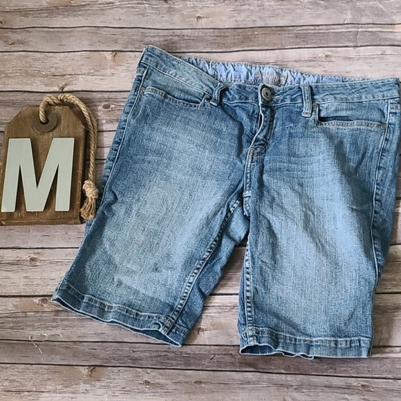Arizona Jean Co. medium wash jean shorts with 10" inseam - Picture 1 of 8